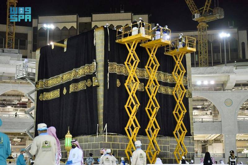 Officials replace the covering cloth of the Kaaba.