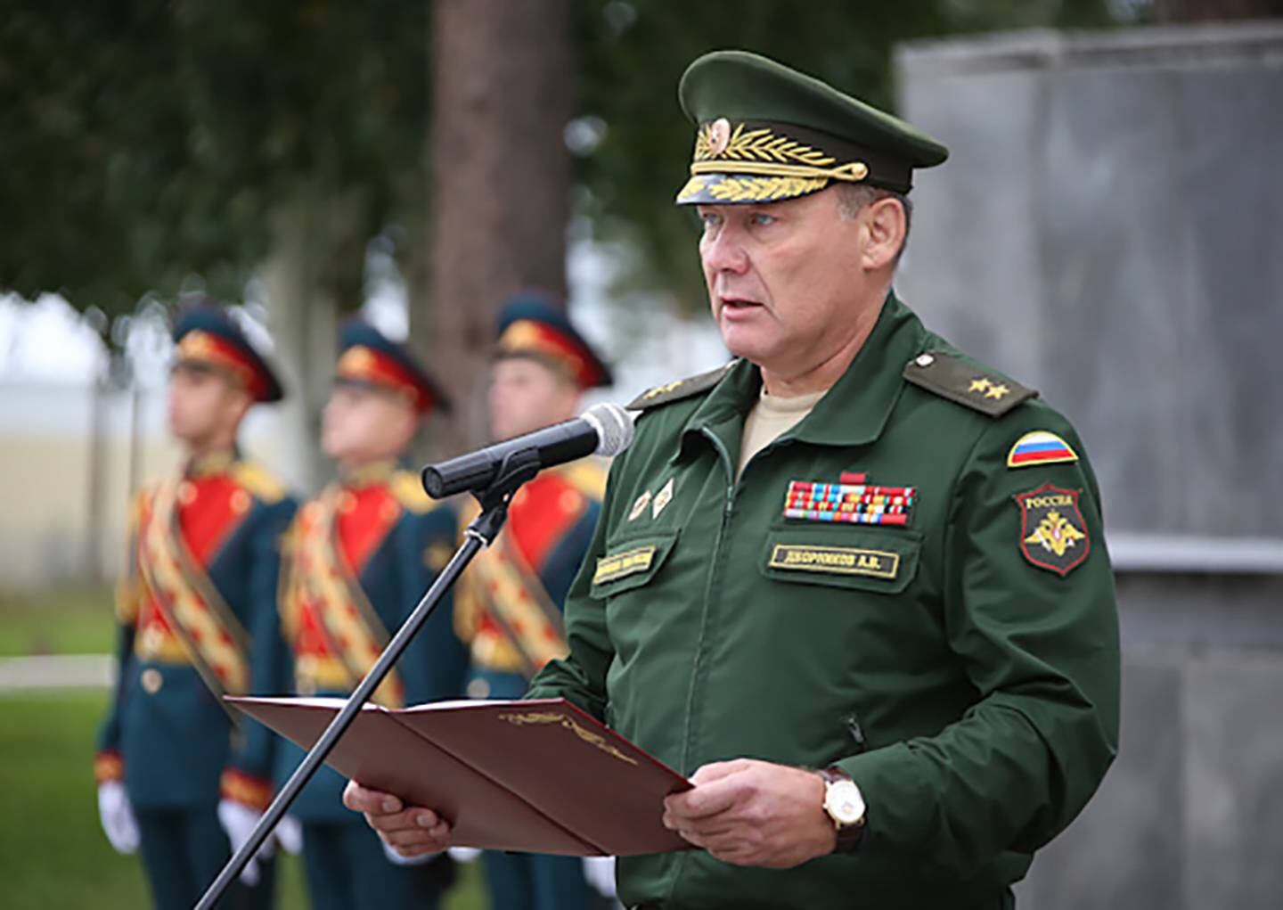 Командующий южным. Командующий ЮВО дворников Александр Владимирович. Александр дворников командующий войсками Южного военного округа. Дворников Александр Владимирович генерал армии. Дворников ЮВО генерал армии.