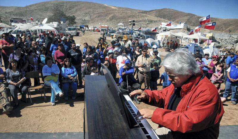 Chilean pianist Roberto Bravo performs during a show for the relatives of the trapped miners, at the San Jose gold and copper mine in Copiapo, 800km north of Santiago in August 29, 2010. The 33 men were to finally hear the voices of their loved ones on Sunday in their first phone contact with relatives since they were discovered alive. To date, the only contact between relatives and the men, stuck 700 meters underground for 24 days, has been through notes and official intermediaries.   AFP PHOTO/Ariel MARINKOVIC (Photo by ARIEL MARINKOVIC / AFP)