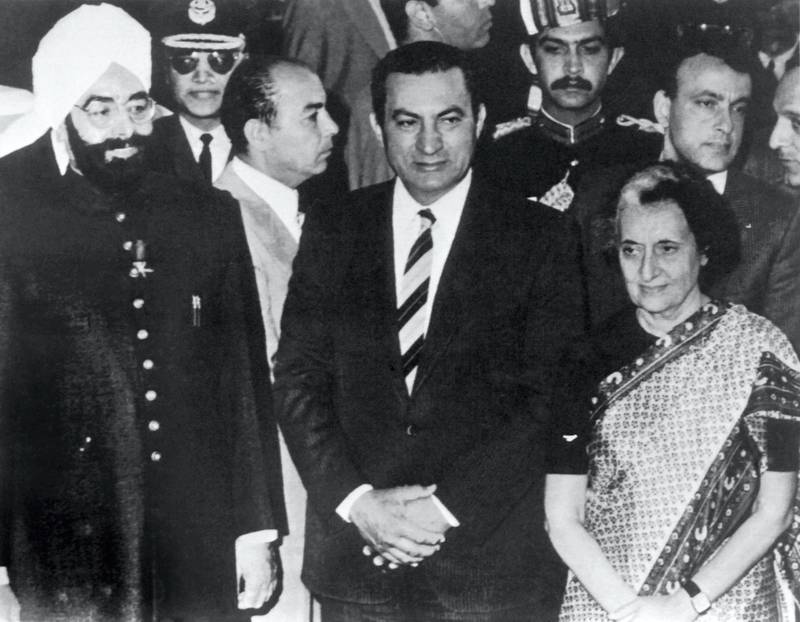 Egyptian President Hosni Mubarak (C), is flanked by President of India Giani Zail Singh (L) and Prime Minister of India Indira Gandhi (R), on November 30, 1982 in New Delhi during his official visit to India. AFP PHOTO RAMESH PANDE (Photo by Ramesh Pande / AFP)