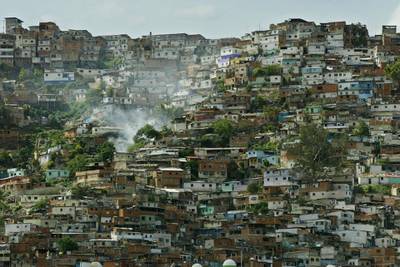 CARACAS, VENEZUELA - MAY 21:  Hillside slums are shown May 21, 2003 in Caracas, Venezuela. The Central Bank reported May 23, 2003 Venezuela's economy is down 29 percent in the first quarter, a record collapse due in part to an anti-government strike and strict currency controls. The country's oil industry, which makes up for half of government revenues, fell 46.7 percent.  (Photo by Kimberly White/Getty Images) 