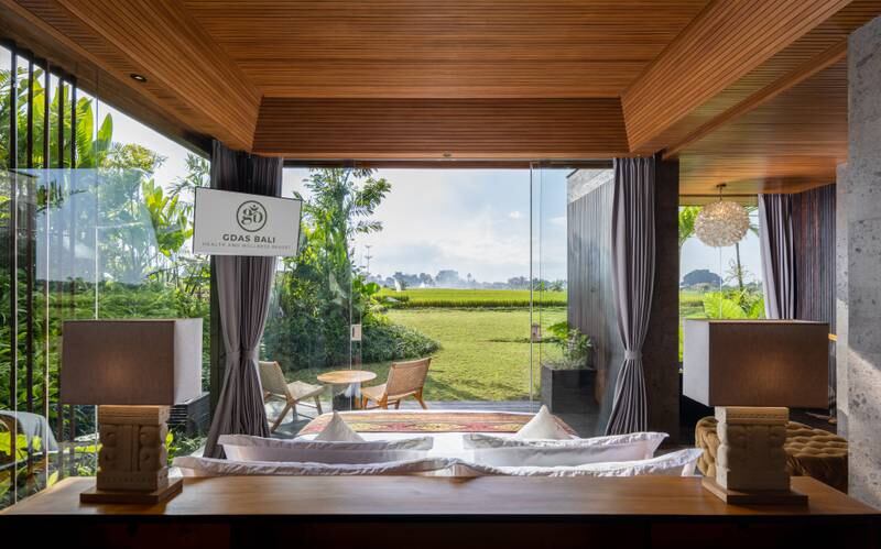 Se trata de una habitación de lujo con jardín y vistas a los campos de arroz.Foto de : Gudas Bali
