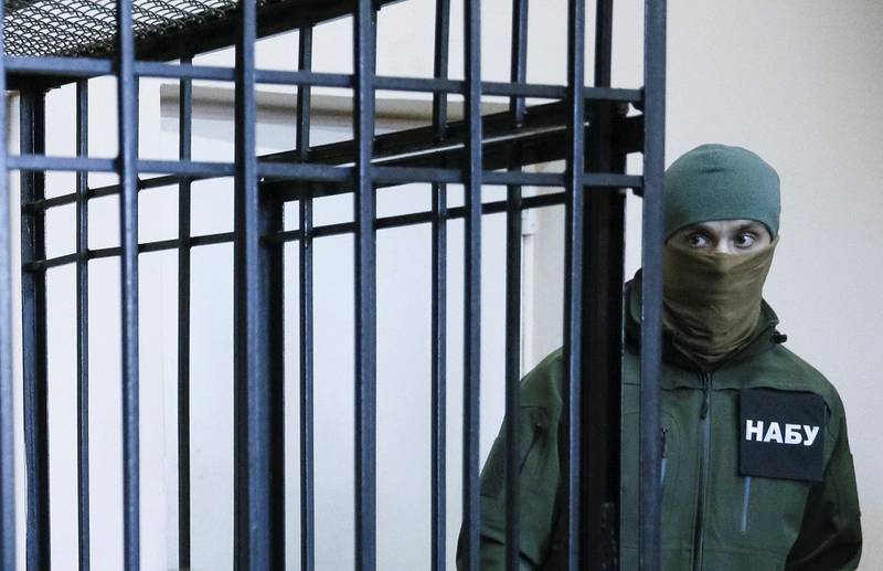 FILE PHOTO: A member of the National Anti-Corruption Bureau of Ukraine stands guard next to a defendants' cage during a court hearing in Kiev, Ukraine April 21, 2017. REUTERS/Valentyn Ogirenko/File Photo