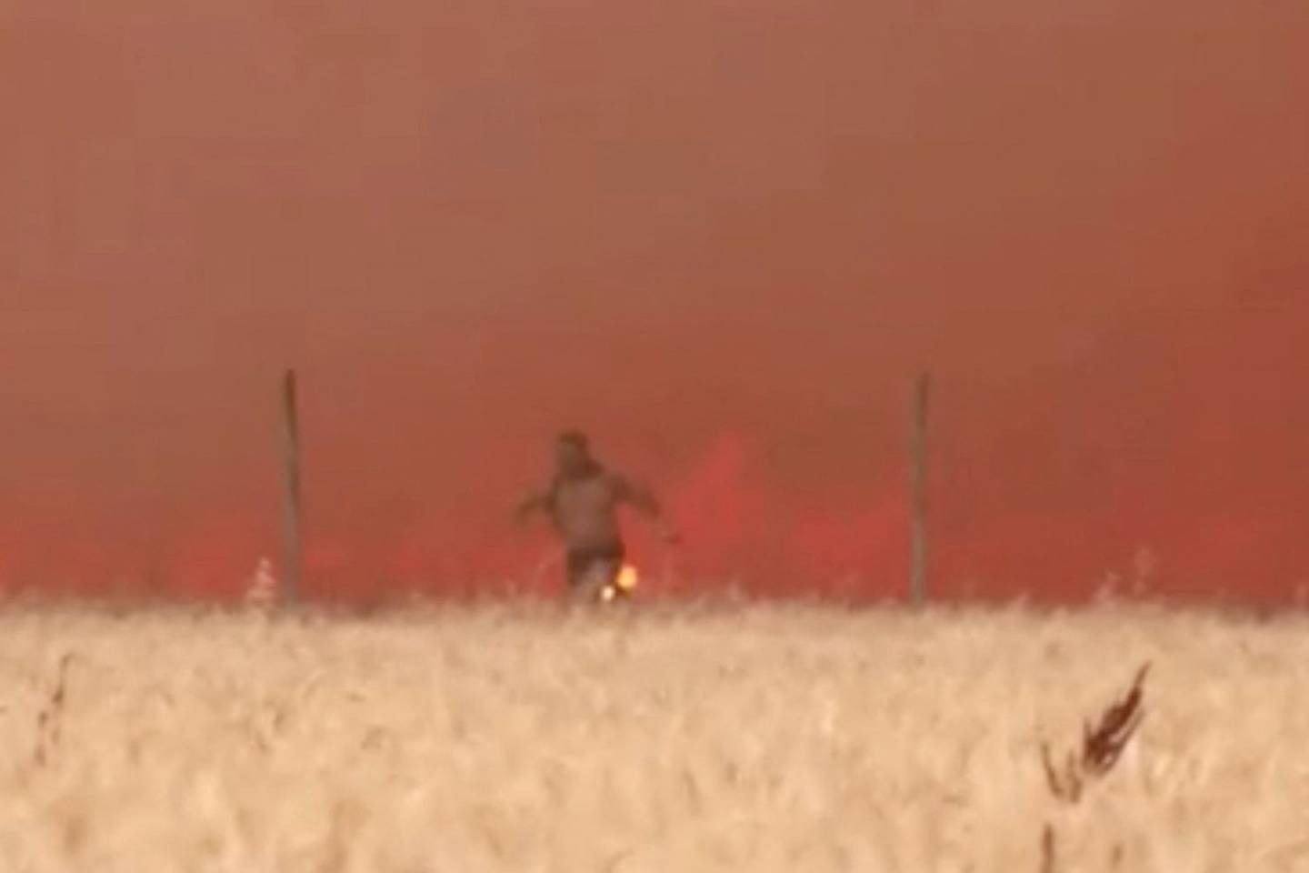 Spanish man dramatically escapes wildfire with clothes ablaze