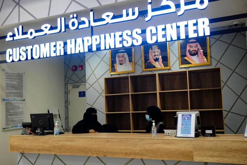 Saudi female employees work at the customers service desk at a hypermarket, newly launched by the operator LuLu and run by a team of women, in the Saudi Arabian port city of Jeddah, on February 21, 2021.  / AFP / Amer HILABI
