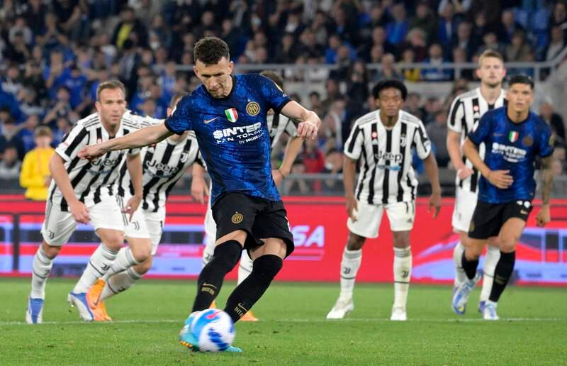  Ivan Perisic scores a penalty in extra time to make it 3-2 to Inter Milan. EPA