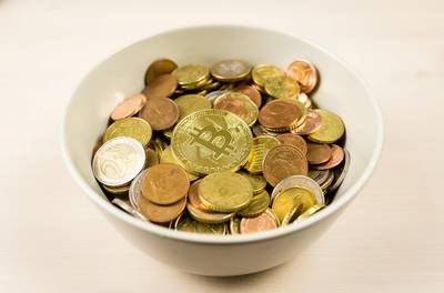 Bitcoin gains as investors diversify amid banking worries
