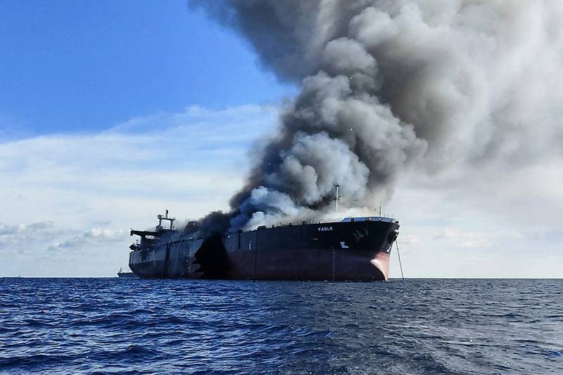 水手在马来西亚海岸附近拍摄的油轮爆炸