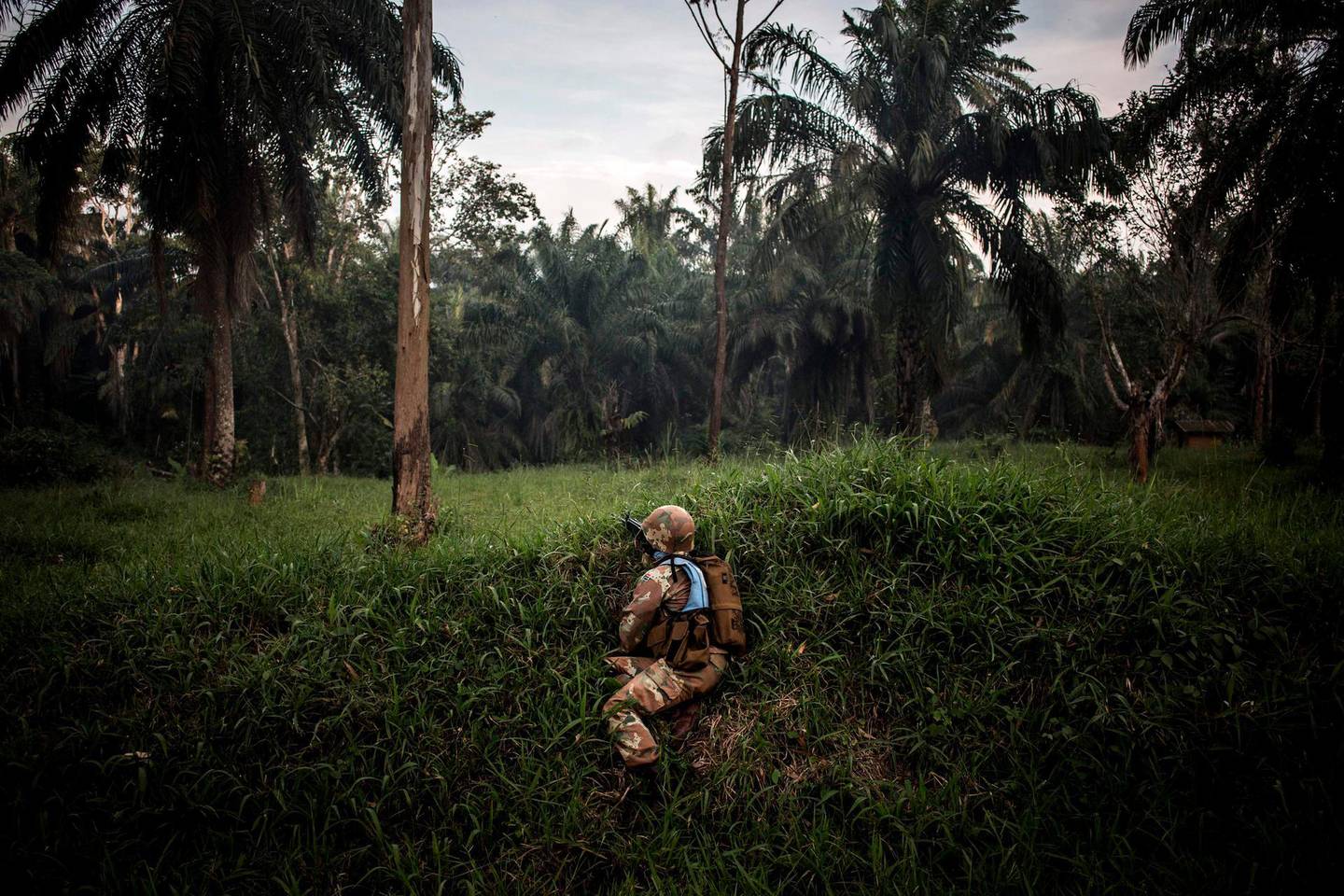TOPSHOT - A South African soldier from the United Nations Stabilisation Mission in the Democratic Republic of the Congo (MONUSCO) is seen during a patrol to hold off attacks by the Allied Democratic Front (ADF) rebels on October 06, 2018 in Oicha.  The town of Oicha is the site of constant attacks by the ADF rebel group. MONUSCO soldiers are sent to help the Armed Forces of the Democratic republic of the Congo(FARDC) in the fight against ADF. / AFP / JOHN WESSELS
