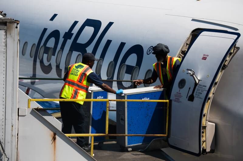 Flying Food Group Inc. (FFG) employees load food containers onto a JetBlue Airways Corp. plane outside of Terminal 5 at John F. Kennedy International Airport (JFK) in New York, U.S., on Wednesday, July 12, 2017. Jetblue Airways Corp. is scheduled to release earnings figures on July 25. Photographer: Mark Kauzlarich/Bloomberg