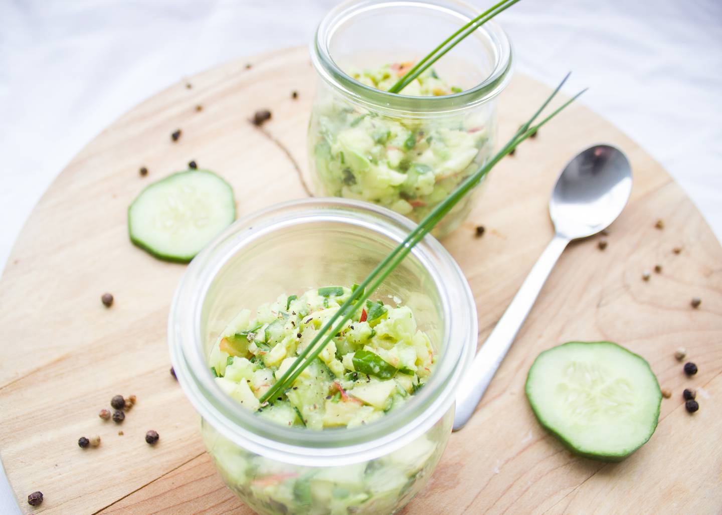Water-rich cucumber and good fat avocados are essential for oily skin types. Photo: Pixabay