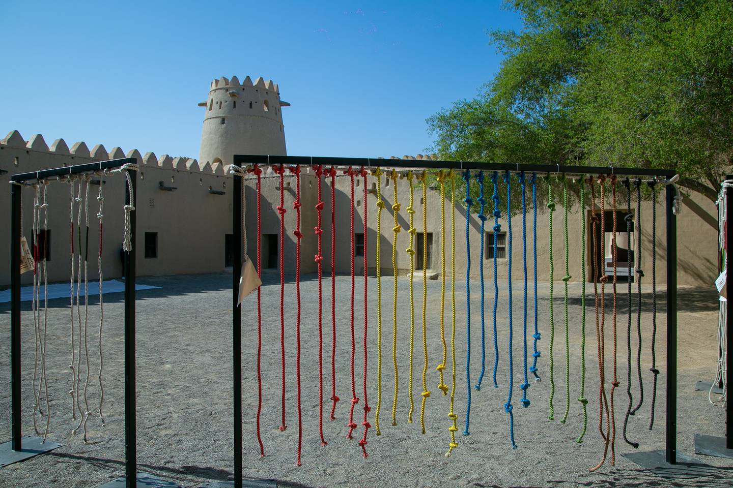L'alphabet Quipu de l'artiste émirati Abdullah Al Saadi, inspiré du système d'écriture inca, est exposé au fort Al Jahili d'Al Ain.  Photo: Art d'Abu Dhabi