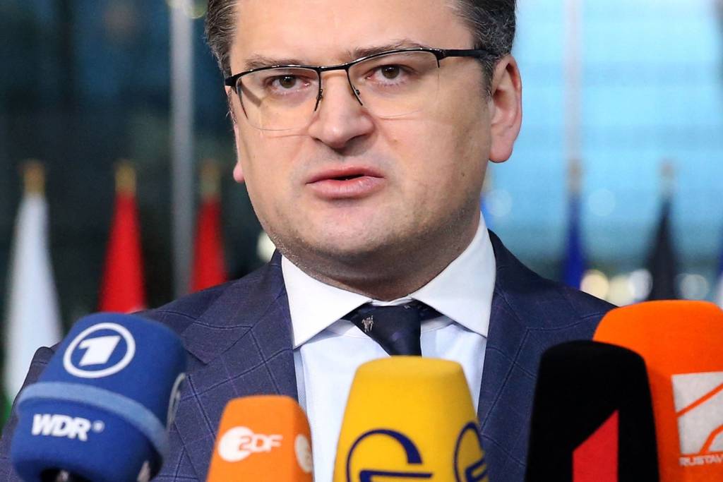 Ukraine calls for 'weapons, weapons, weapons' at Nato talks