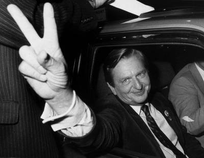 FILE - In this Sept. 19, 1982 file photo former Swedish Prime Minister Olof Palme makes the victory sign after the Social Democrats election victory. Swedish prosecutors will announce Wednesday June 10, 2020 a decision in the investigation into the long unsolved murder of former Swedish Prime Minister Olof Palme, who was shot dead in downtown Stockholm in 1986. (Bertil Ericson/TT via AP)