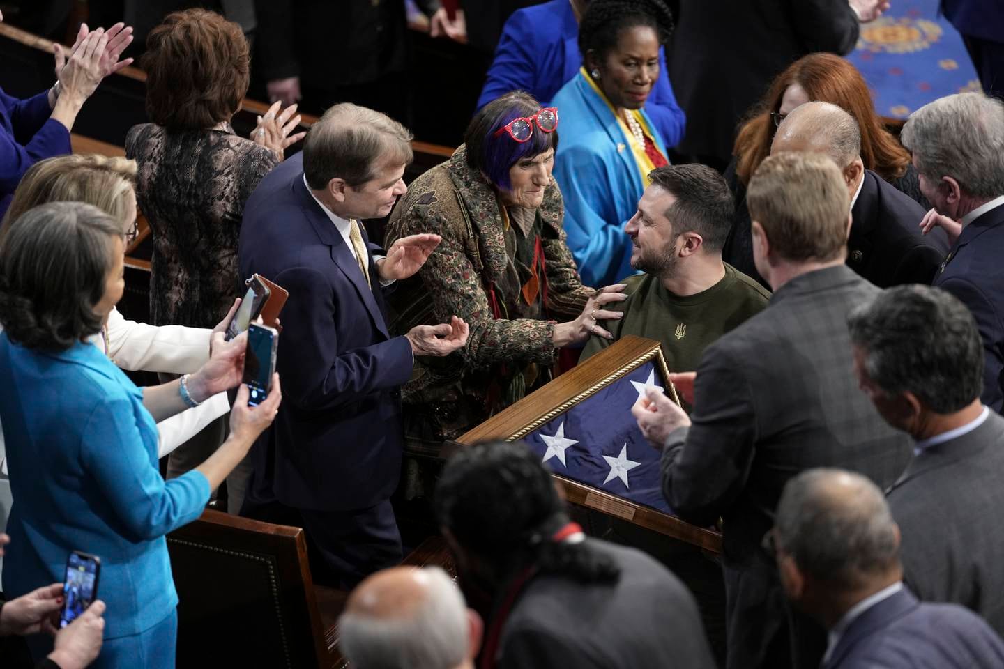 Der ukrainische Präsident Wolodymyr Selenskyj hält eine amerikanische Flagge, die ihm von der Sprecherin des Repräsentantenhauses, Nancy Pelosi, überreicht wurde.  AP