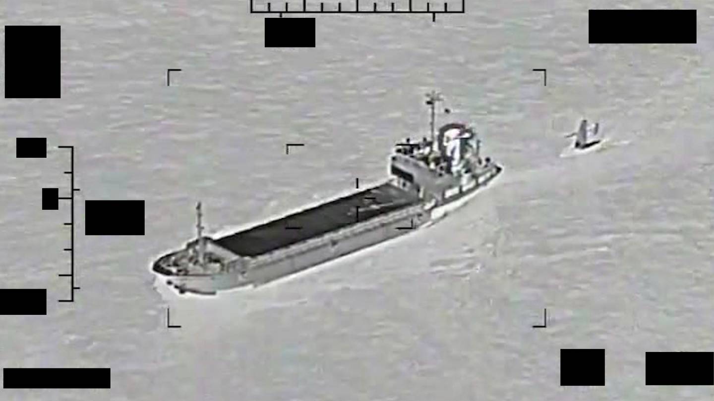 Une photo de la marine américaine montre le navire du CGRI Shahid Bazair, à gauche, remorquant un Saildrone Explorer de la marine américaine dans le golfe Persique en août.  AP Photo