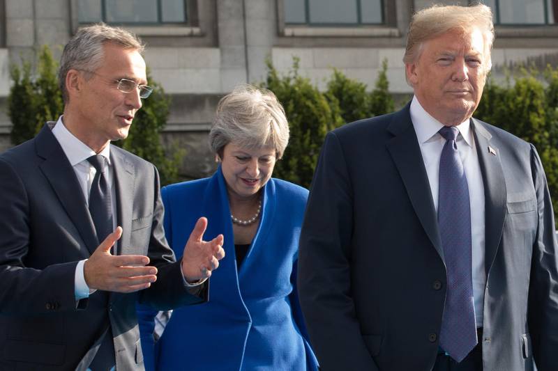 TOPSHOT - (From L) NATO Secretary General Jens Stoltenberg, Prime Minister of the United Kingdom Theresa May and US President Donald Trump arrive for a working dinner at The Parc du Cinquantenaire - Jubelpark Park in Brussels on July 11, 2018, during the North Atlantic Treaty Organization (NATO) summit.  / AFP / POOL / BENOIT DOPPAGNE
