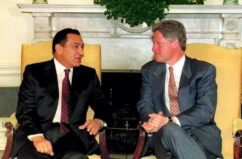 U.S. President Bill Clinton (R) meets with Egyptian President Hosni Mubarak(L) in the Oval Office at the White House 06 April 1993. Mubarak is conferring with U.S. officials on ways to advance the Arab-Israeli peace process and about a possible Middle East link to the bombing of New York's world Trade Center. (Photo by JENNIFER LAW / AFP)