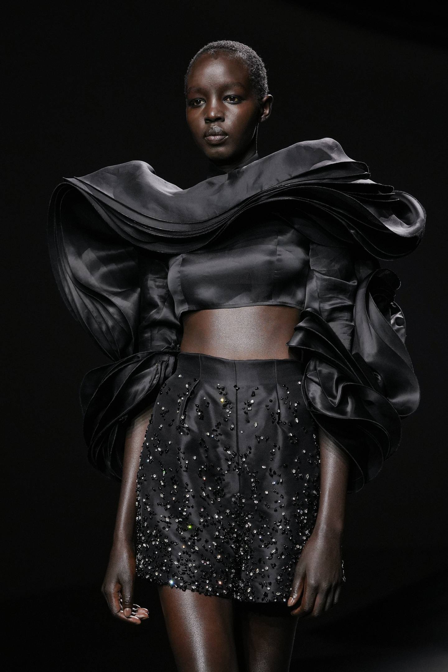 Un haut volumineux est associé à un short perlé lors du défilé couture printemps 2023 d'Ashi Studio.  Getty Images