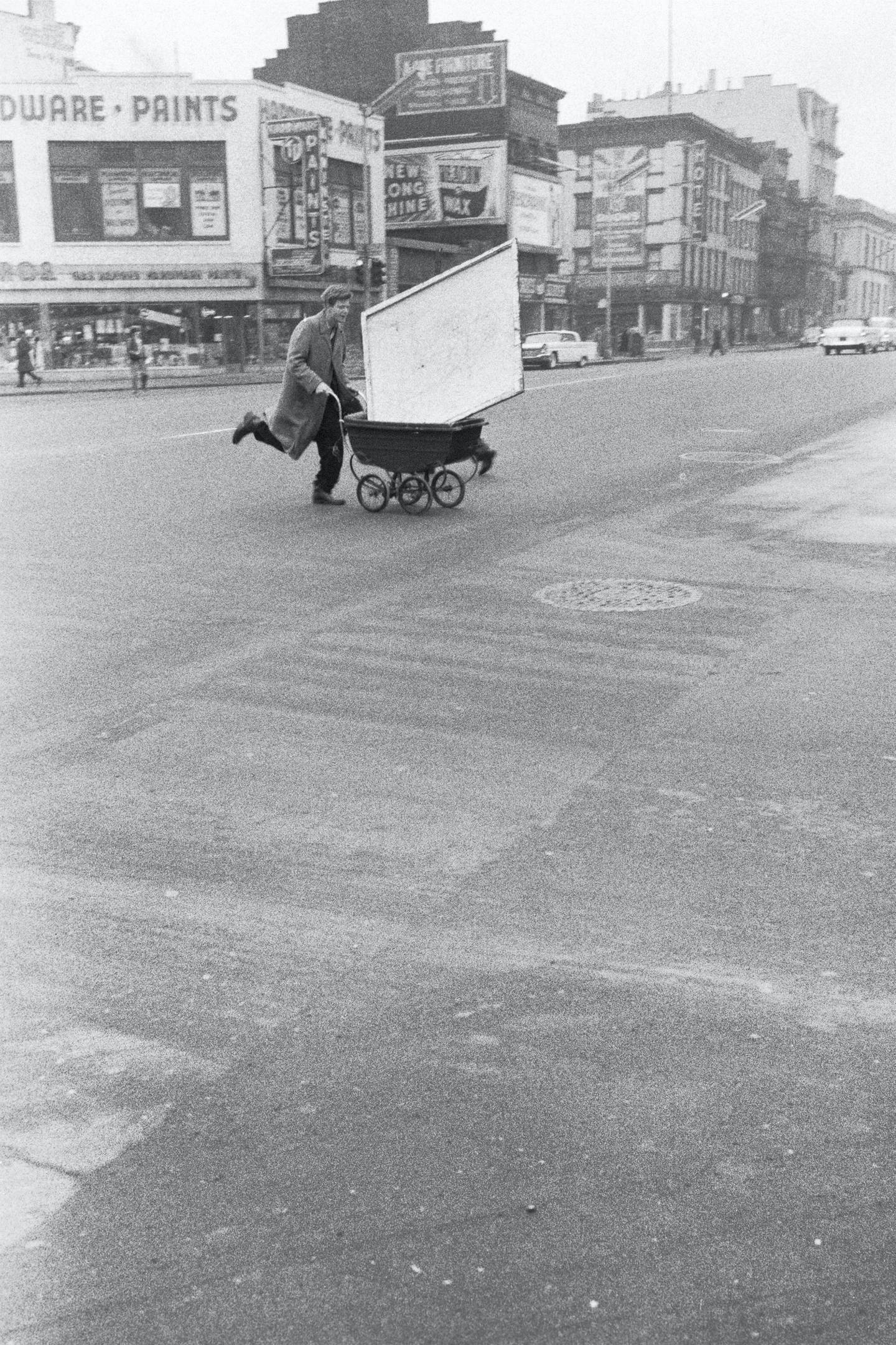 Red Grooms transporting artwork to Reuben Gallery, New York (1960) by John Cohen. Courtesy L. Parker Stephenson Photographs