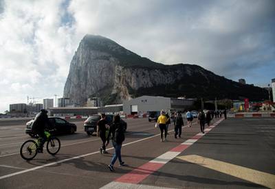 Spaniards cross the border between Spain and Gibraltar to go to work, on April 6, 2021. - Gibraltar, a tiny British territory on Spain's southern tip, has become one of the first places in the world to vaccinate the bulk of its adult population against the coronavirus, allowing virus restriction to be lifted and life to almost return to normal. (Photo by CRISTINA QUICLER / AFP)