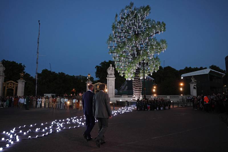 Britain's Prince William, Duke of Cambridge (L), and Nicholas Bacon, Chair of the Queen's Green Canopy, attend a special ceremony for the lighting of the principal beacon at Buckingham Palace in London on June 2, 2022, as part of Queen Elizabeth II's platinum jubilee celebrations. AFP