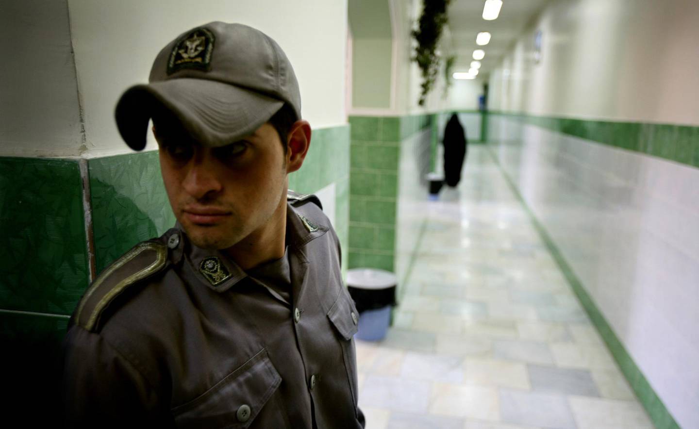 A prison guard stands along a corridor in Tehran's Evin prison June 13, 2006. Iranian police detained 70 people at a demonstration in favour of women's rights, the judiciary said on Tuesday, adding it was ready to review reports that the police had beaten some demonstrators.  REUTERS/Morteza Nikoubazl (IRAN)