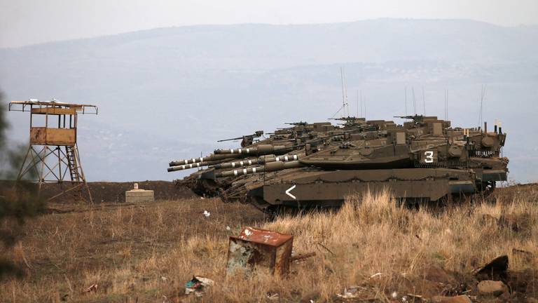 An image that illustrates this article Israeli tanks fire warning shots on Syrian border