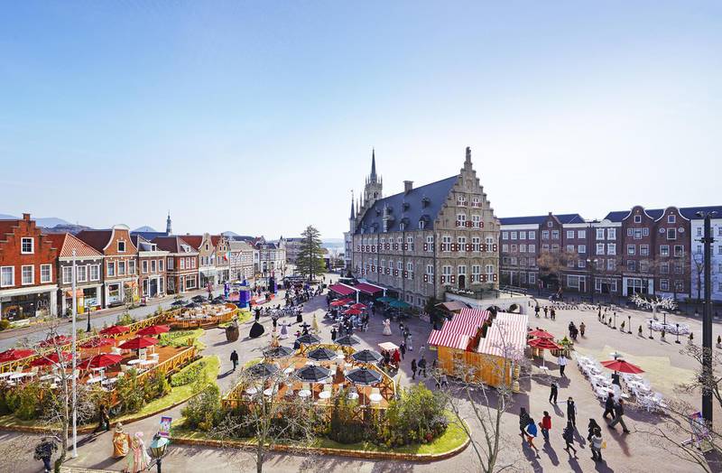 Huis Ten Bosch’s main square. Courtesy Nagasaki Prefecture Convention and Tourism Association