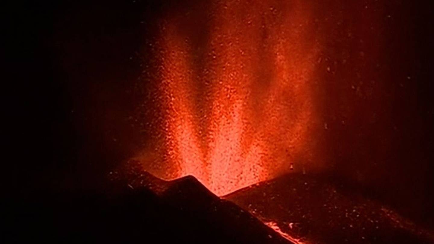 Violent eruption of La Palma volcano lights up the night