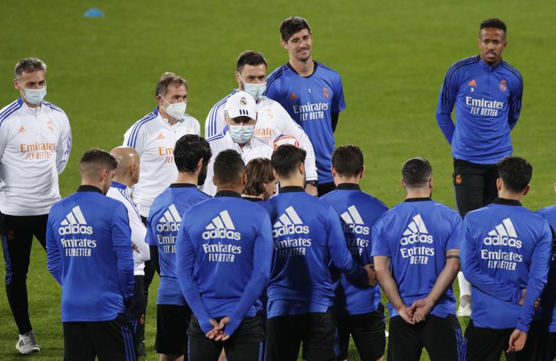 Real Madrid coach Carlo Ancelotti talks to his players.