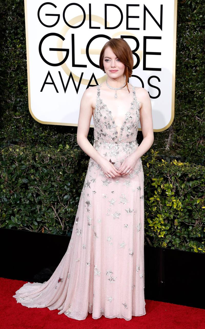 epa05706087 Emma Stone arrives for the 74th annual Golden Globe Awards ceremony at the Beverly Hilton Hotel in  Beverly Hills, California, USA, 08 January 2017.  EPA/PAUL BUCK