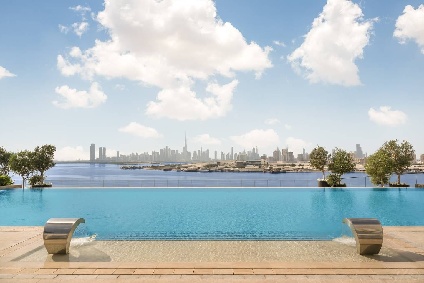 La paisible piscine à débordement, avec une ligne d'horizon Burj Khalifa.  Photo: Adresse du port de Grand Creek