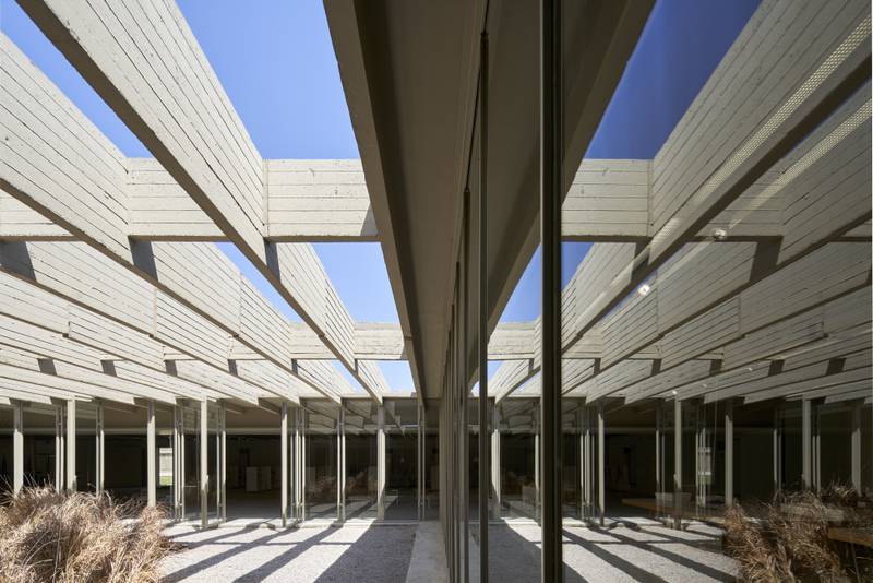 The concrete diagrid covering the courtyards allows sunlight to enter the interior spaces without glare.