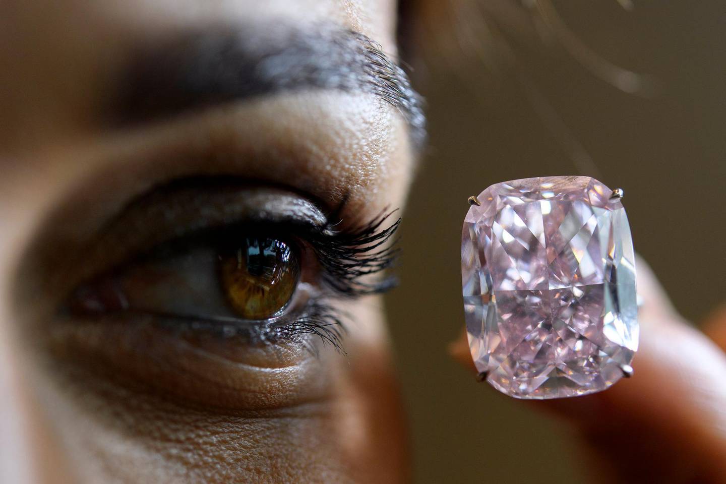 epa06315740 A Sotheby's employee shows 'The Raj Pink', a 37.30-carat pink diamond, which is estimated to sell between 20,000,000 to 30,000,000 US dollar, during a preview at the Sotheby's in Geneva, Switzerland, 08 November 2017. The auction will take place on 15 November.  EPA/MARTIAL TREZZINI