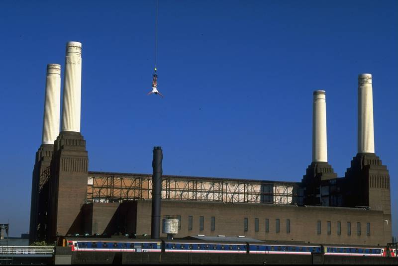 A bungee jumper plummets towards the ground in 1997.
