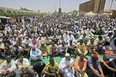 Sudanese protesters gather during Friday noon prayers outside the army headquarters in Khartoum on May 3, 2019 as they continue to protest demanding that the ruling military council hand power to a civilian adminstration. (Photo by ASHRAF SHAZLY / AFP)