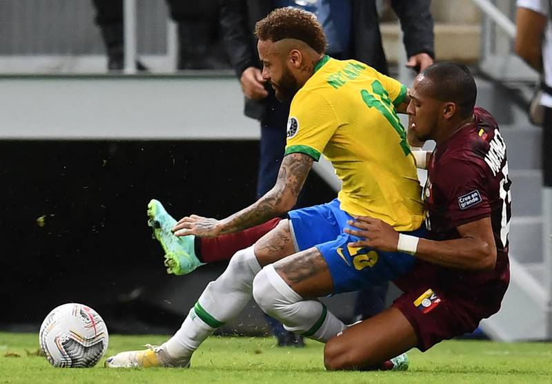 Brazil's Neymar and Venezuela's Jose Martínez vie for the ball. AFP