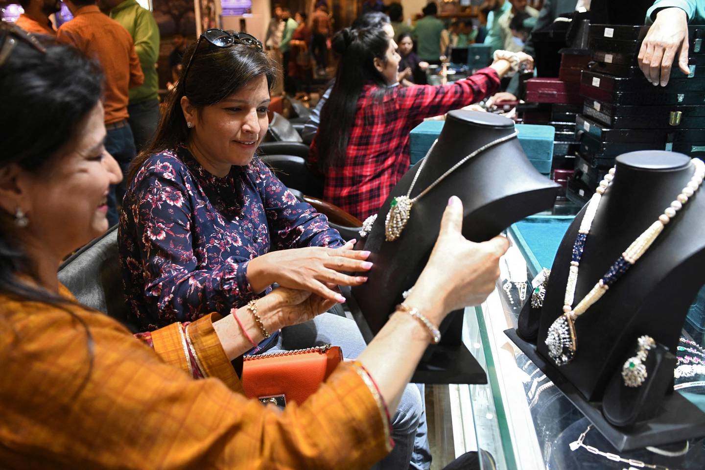 People buy jewellery on the occasion ahead of the Hindu festival of Diwali at a jewellery store in Amritsar on November 2, 2021.  (Photo by NARINDER NANU  /  AFP)