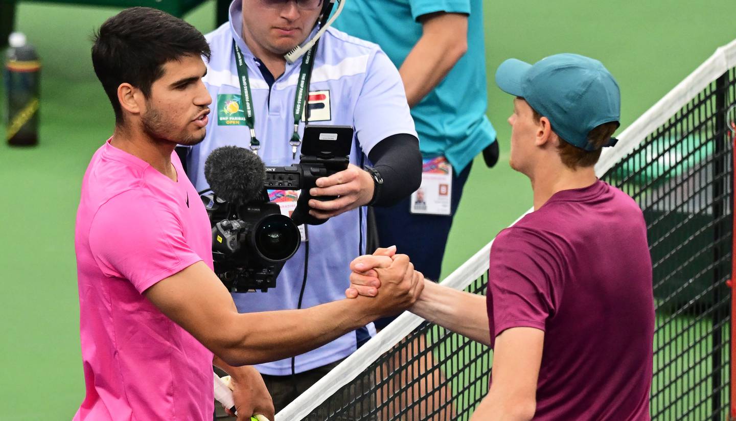 Carlos Alcaraz begrüßt Jannik Sinner nach ihrem Halbfinalspiel in Indian Wells am Netz.  AFP