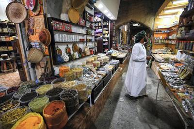 This picture taken on November 29, 2018 shows an Omani shopping at the souq in the city of Nizwa, about 160 kilometres southwest of the capital Muscat. (Photo by GIUSEPPE CACACE / AFP)