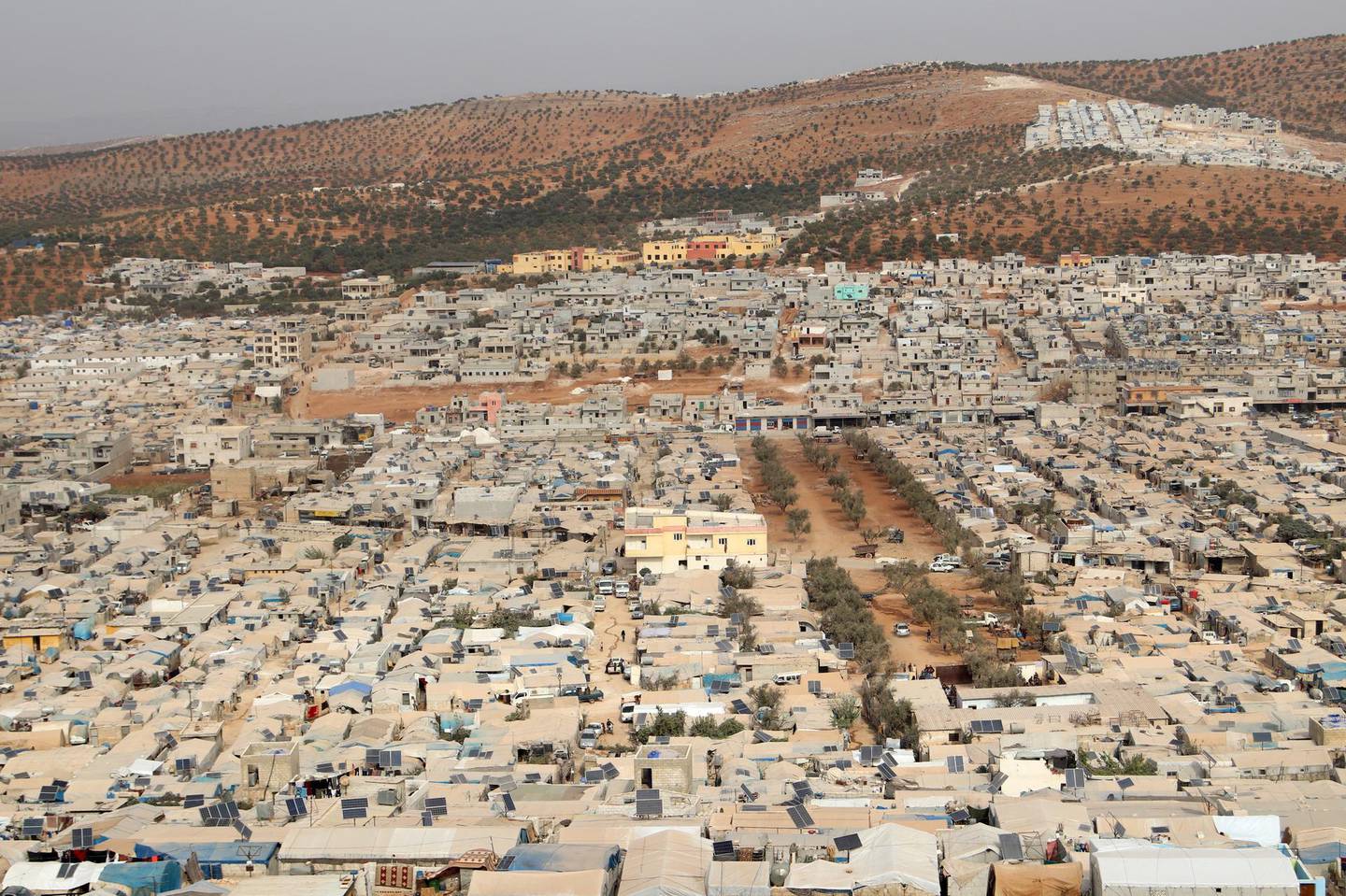 This picture shows a general view of an overcrowded displacement camp near the village of Qah near the Turkish border in Syria's northwestern Idlib province, on October 28, 2020, during the novel coronavirus pandemic crisis. - Humanitarian workers fear any further rise in novel coronavirus cases would be disastrous in northwest Syria, where almost 1.5 million people live in overcrowded camps or shelters, after escaping the fighting during Syria's nine-year civil war, often with poor access to running water. (Photo by Ahmad al-ATRASH / AFP)
