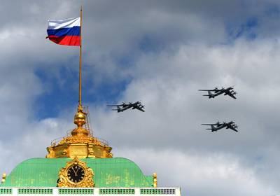 Russian Tupolev Tu-95 turboprop-powered strategic bombers fly above the Kremlin in Moscow, on May 5, 2015, during a rehearsal of the Victory Day parade. Russia will celebrate the 70th anniversary of the 1945 defeat of Nazi Germany on May 9. AFP PHOTO / VASILY MAXIMOV (Photo by VASILY MAXIMOV / AFP)