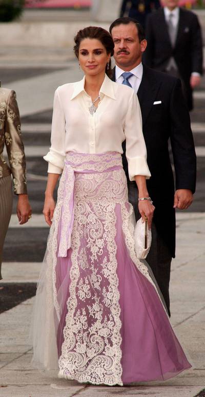 MADRID, SPAIN - MAY 22: Jordan's Queen Rania arrives to attend the wedding between Spanish Crown Prince Felipe de Bourbon and former journalist Letizia Ortiz at the Almudena cathedral May 22, 2004 in Madrid.  (Photo Getty Images)