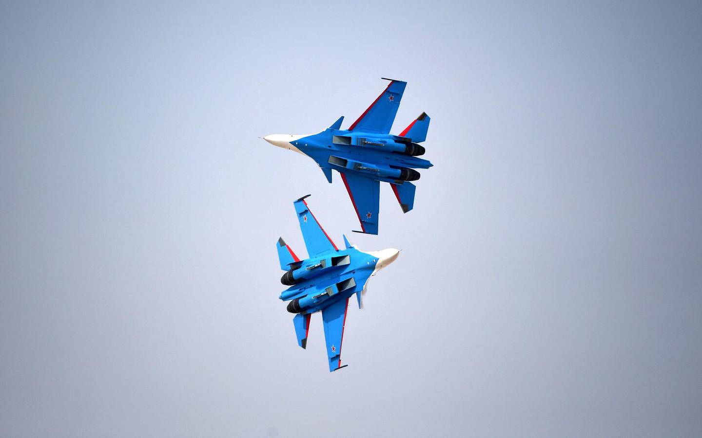 epa06324825 The Russian Knights aerobatic team performs close range manoeuvres with Sukhoi Su-30 fighters during the opening day of Dubai Airshow, UAE, 12 November 2017.  EPA/MARTIN DOKOUPIL