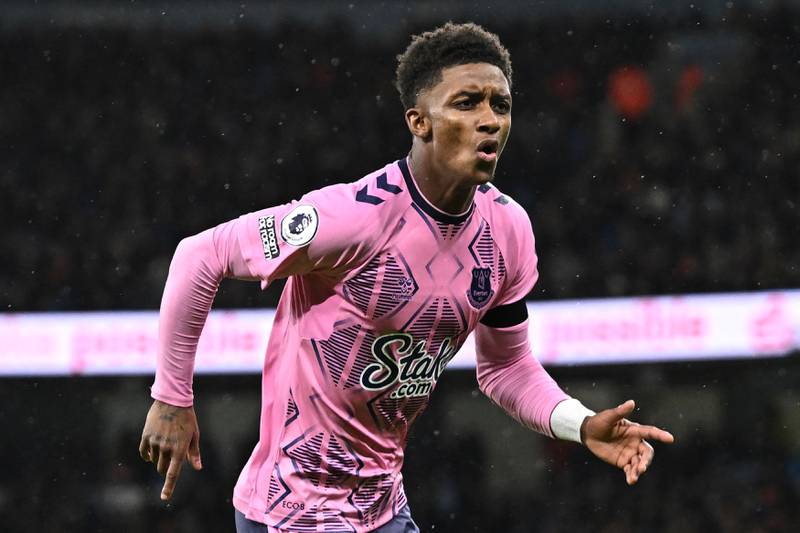 Tiền đạo Demarai Gray của Everton ăn mừng sau khi san bằng tỷ số trong trận hòa 1-1 với Manchester City tại Sân vận động Etihad vào ngày 31 tháng 12 năm 2022. AFP