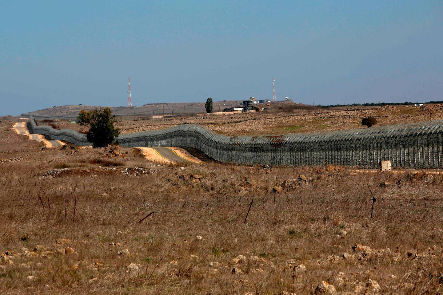 A picture taken on November 18, 2020 from the Israeli-annexed Golan Heights shows the Israel-Syria border, on November 18, 2020. Israeli warplanes struck Syria Wednesday, hitting Iranian targets and killing 10 Syrian and foreign fighters in what the Israeli army called a retaliatory attack after explosive devices were found near one of its bases on the occupied Golan Heights. / AFP / JALAA MAREY
