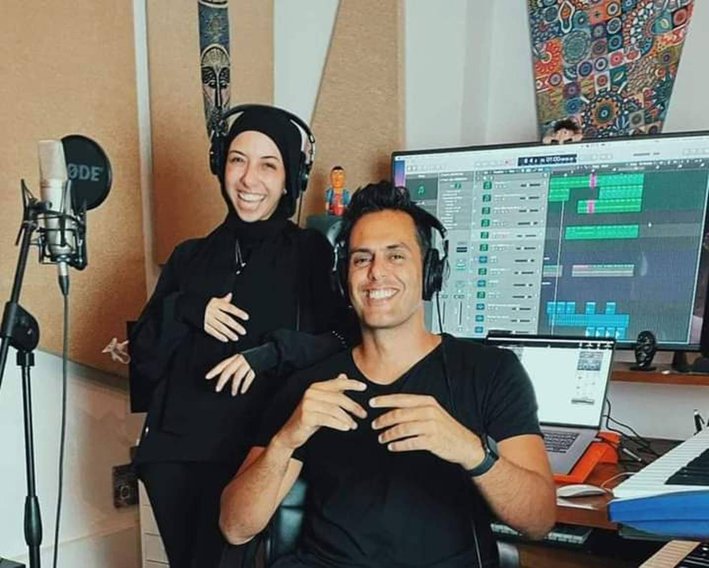 هشام كرمة وتسنيم العايدي هما المغنيات في الأغنية.  تصوير: هشام كرمة