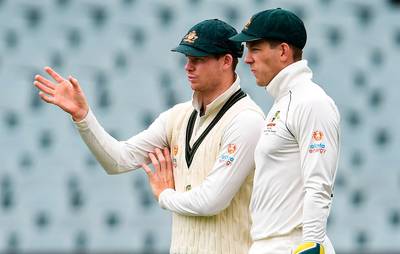 Australia's Steve Smith (L) speaks with captain Tim Paine (R) on the third day of the second cricket Test match against Pakistan in Adelaide on NDecember 1, 2019. -- IMAGE RESTRICTED TO EDITORIAL USE - STRICTLY NO COMMERCIAL USE --
 / AFP / William WEST / -- IMAGE RESTRICTED TO EDITORIAL USE - STRICTLY NO COMMERCIAL USE --
