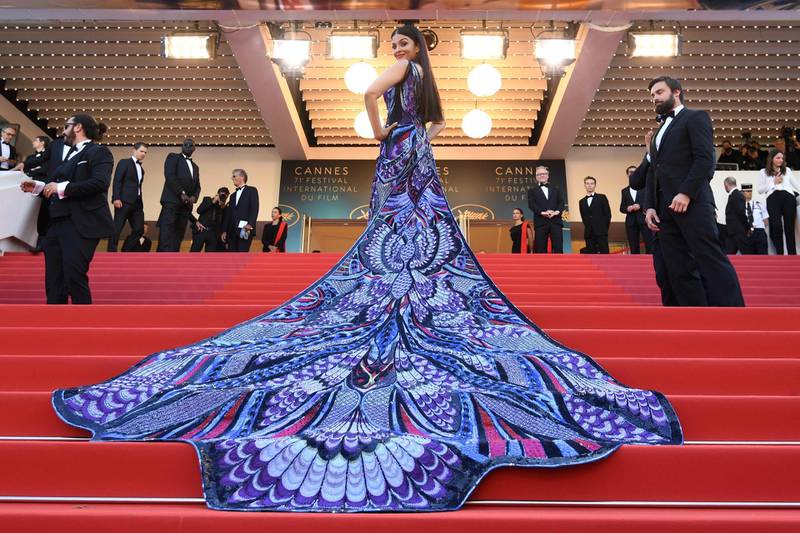 TOPSHOT - Indian actress Aishwarya Rai Bachchan poses as she arrives on May 12, 2018 for the screening of the film "Girls of the Sun (Les Filles du Soleil)" at the 71st edition of the Cannes Film Festival in Cannes, southern France.  / AFP / Loic VENANCE
